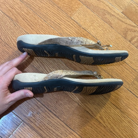 Vionic Bella Cork Bow Sandals Flip Flops Womens 8 Tan Beige Gold Comfort Thongs - Picture 3 of 8